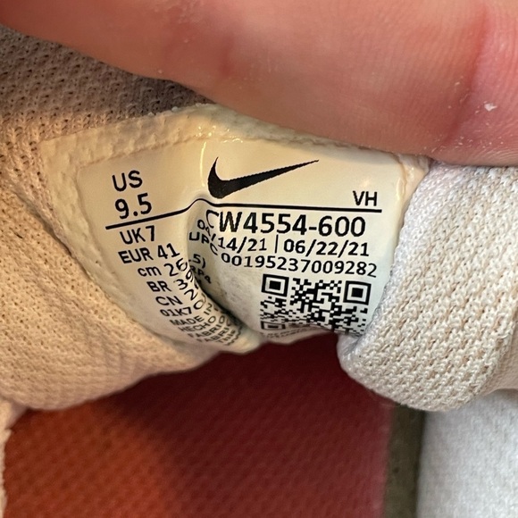 Nike, women’s 9.5, Air Max, coral pink white running walking active comfort shoe - Picture 9 of 10